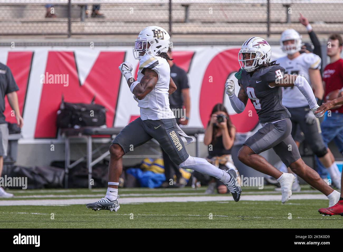 08. Oktober 2022: Harding University Bisons defensive back Kendale Allen (1) versucht während des NCAA-Fußballspiels zwischen der Harding University Bisons und der Southern Nazarene University Crimson Storm im Crimson Storm Stadium in Bethany, {State/Province}, Holden Hill (9) zu überholen. Ron Lane/CSM Stockfoto