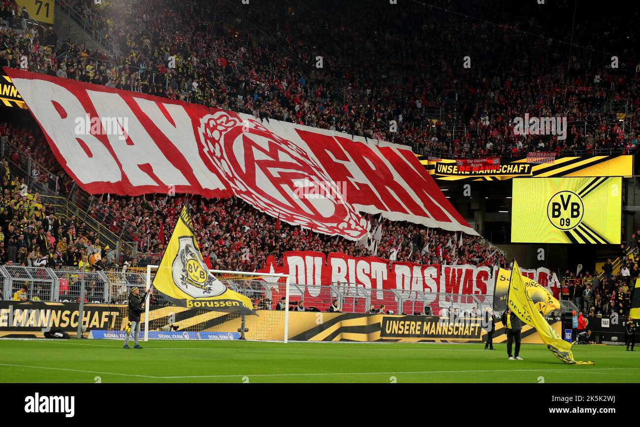 FC Bayern Fans Borussia Dortmund - FC Bayern München Fußball Bundesliga Fußball 1. Bundesliga Saison 2022/ 2023 8.10.2022 © diebilderwelt / Alamy Stock Stockfoto