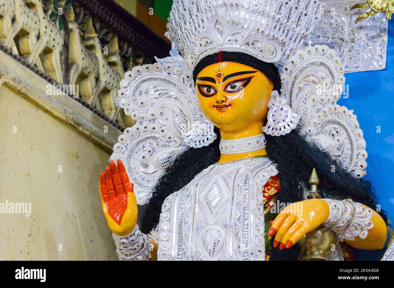 Idol der Göttin lakshmi während des laxmi Puja Festivals. Hindu-Gottheit in traditioneller weißer, mit Saj dekorierter Kleidung. Es ist ein kulturelles Erbe Festival in Stockfoto