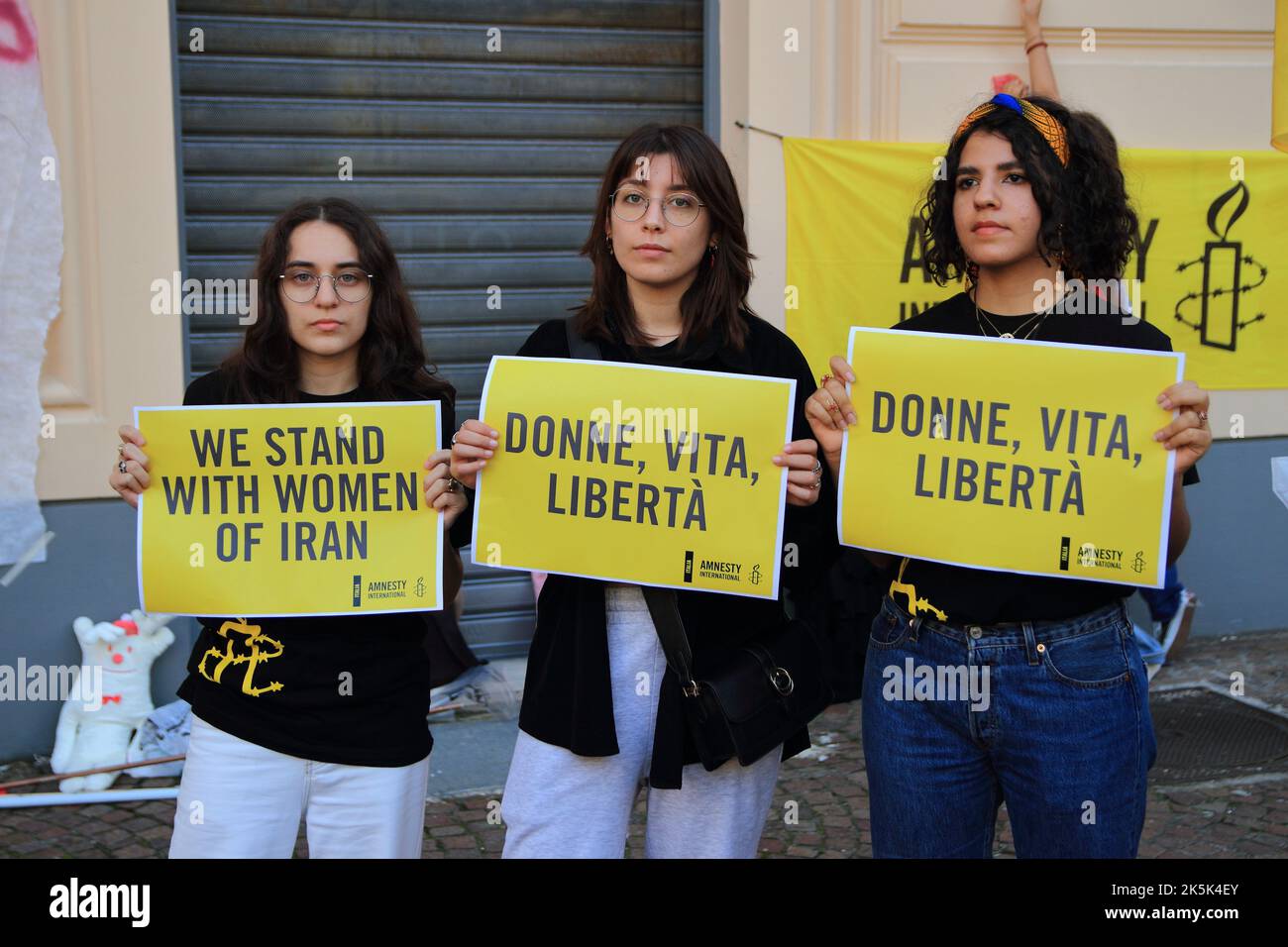 Salerno, Salerno, Italien. 8. Oktober 2022. Salerno, Italien - Oktober 08/2022 : Junge Studenten und Freiwillige von Verbänden, nahmen an der Veranstaltung Teil, um ihre Nähe zu iranischen Frauen nach dem Tod von Mahsa Amini auszudrücken. Der Iran kurdischer Abstammung, der am 22. Juni von der moralischen Polizei getötet wurde, ist seit der Nachricht von ihrem Tod auf den Straßen des Iran mit Demonstranten gefüllt, die mehr Freiheit und mehr Rechte fordern. Die Regierung reagierte mit gewaltsamer Unterdrückung der Proteste und einer Internetblockade in der Hauptstadt, während im Rest des Landes die Städte nicht mehr reagieren können Stockfoto