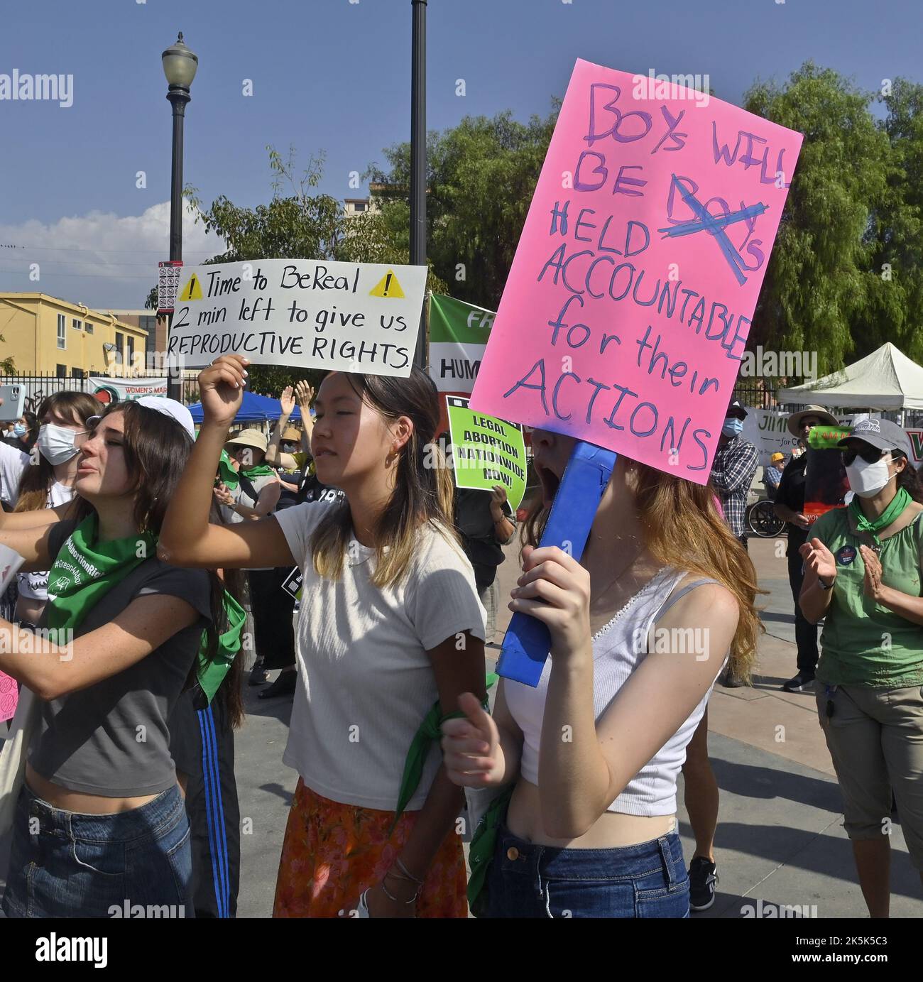 Los Angeles, Usa. 08. Oktober 2022. Hunderte von Frauen protestieren im Rahmen eines landesweiten Protestes gegen den Umstürzen von Roe v. Wade in der Boyle Heights-Sektion von Los Angeles am Samstag, dem 8. Oktober 2021, für die reproduktiven Rechte von Frauen. Foto von Jim Ruymen/UPI Credit: UPI/Alamy Live News Stockfoto