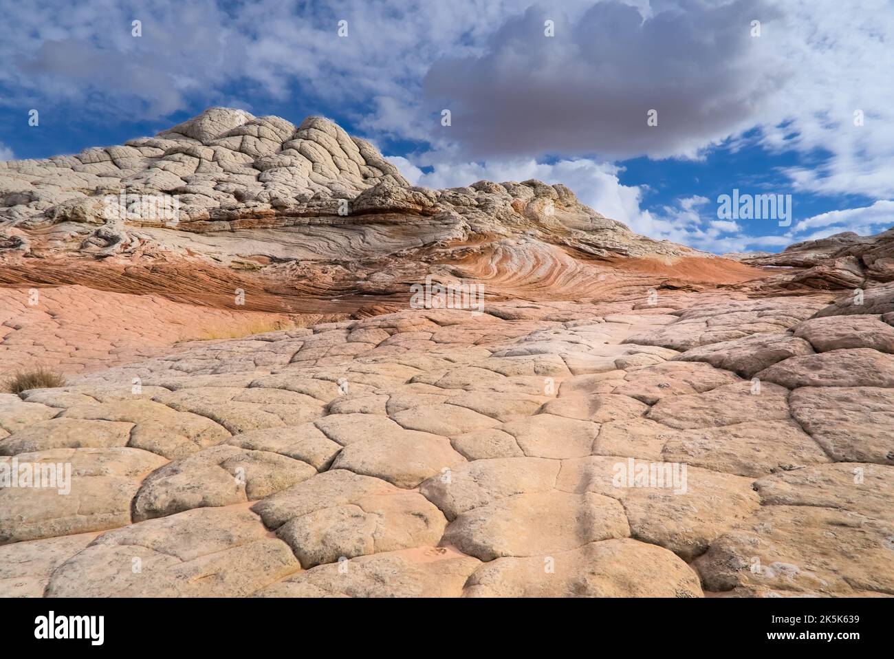 Mehrfarbige Sandformationen an der weißen Tasche. Es sieht aus wie auf dem Mars. Stockfoto