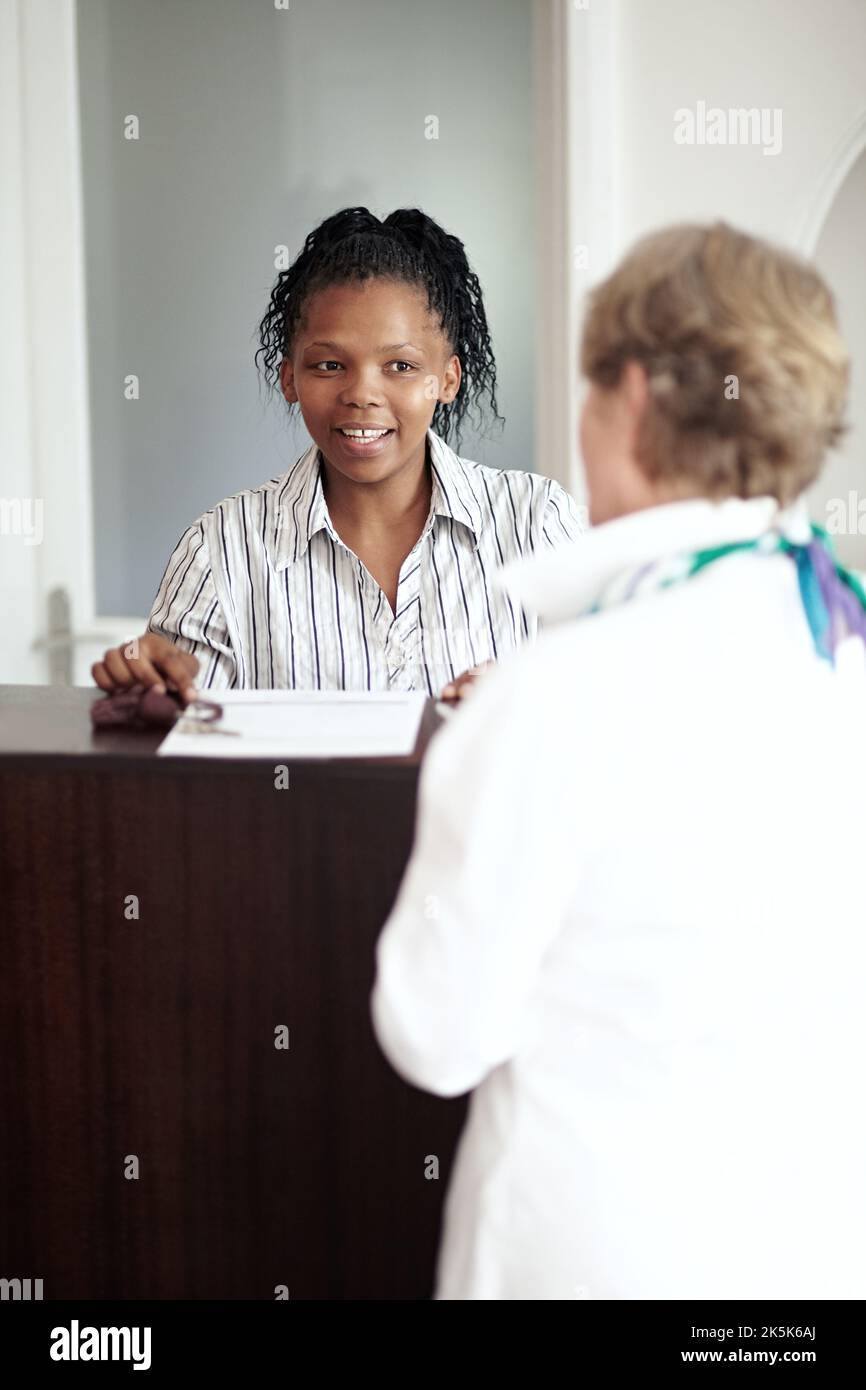 Einchecken. Eine ältere Frau checkte im Hotel ein. Stockfoto