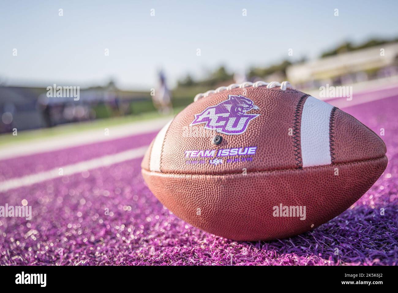 8. Oktober 2022: Vor dem NCAA-Fußballspiel zwischen den Abilene Christian Wildcats und den Stephen F. Austin Lumberjacks im Homer Bryce Stadium in Nacogdoches, Texas, ruht ein ACU-geprägter Fußball auf dem Spielfeld. Prentice C. James/CSM Stockfoto