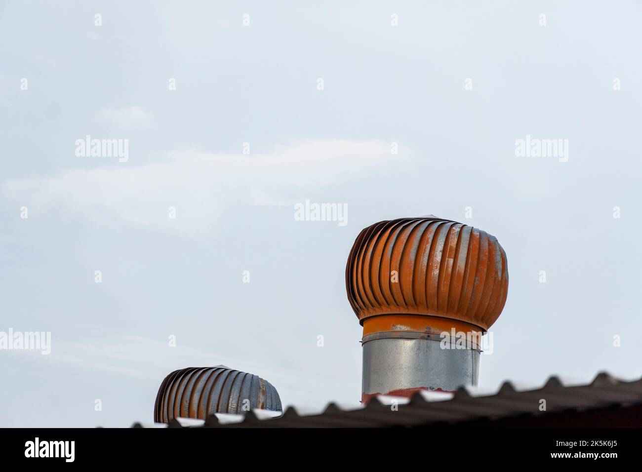 Outdoor-Metall-Luftkanäle Belüftungssystem einer Fabrik moderne Industrie Hintergrundbild Stockfoto