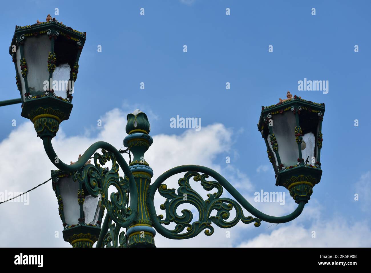 Alte elektrische Straßenlaternen in Yogyakarta. Stillleben Stockfoto