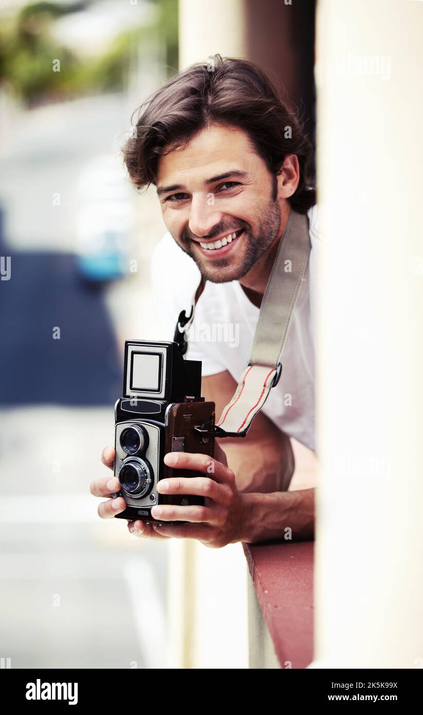 Das geschäftige Treiben der Stadt festhalten. Junger männlicher Fotograf, der in der Stadt fotografiert. Stockfoto Das geschäftige Treiben der Stadt festhalten. Junger männlicher Fotograf, der in der Stadt fotografiert. Stockfoto