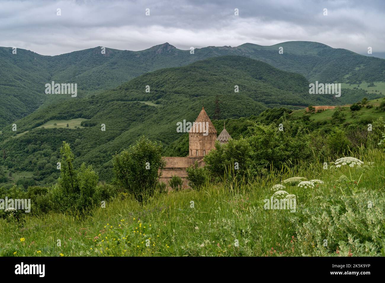 Armenisch-apostolisches Kloster Tatev das Kloster wurde im 9.. Jahrhundert erbaut und steht am Rande einer tiefen Schlucht des Flusses Vorotan. Stockfoto