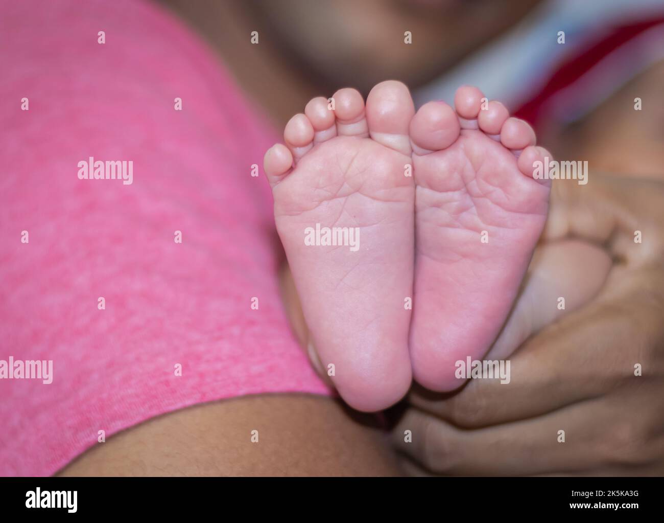 Neugeborenes kleines Baby weiche, weiche Füße aus flachem Winkel Stockfoto