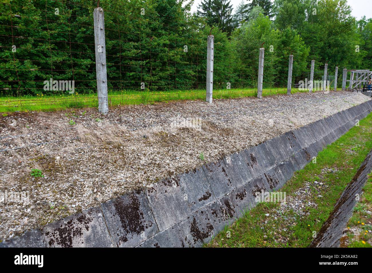 Dachau, Deutschland - 4. Juli 2011 : Gedenkstätte Konzentrationslager Dachau. Nazi-Konzentrationslager von 1933 bis 1945. Ditch und (elektrifiziert) Stachelrind wi Stockfoto