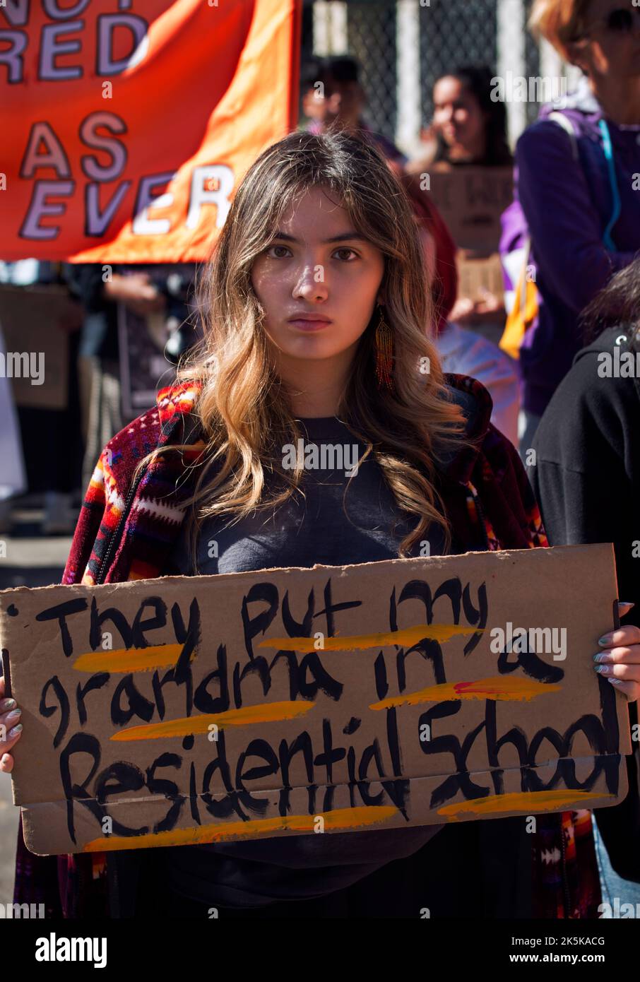 8. Okt 2022, Boston, MA, USA: Mehr als 100 Indigene und Verbündete versammelten sich und marschierten durch das Zentrum von Boston, um den Tag der Indigenen Völker zu unterstützen, der den US-Nationalfeiertag des Kolumbus-Tages am 2CD. Montag im Oktober ersetzt. Kredit: Chuck Nacke / Alamy Live Nachrichten Stockfoto