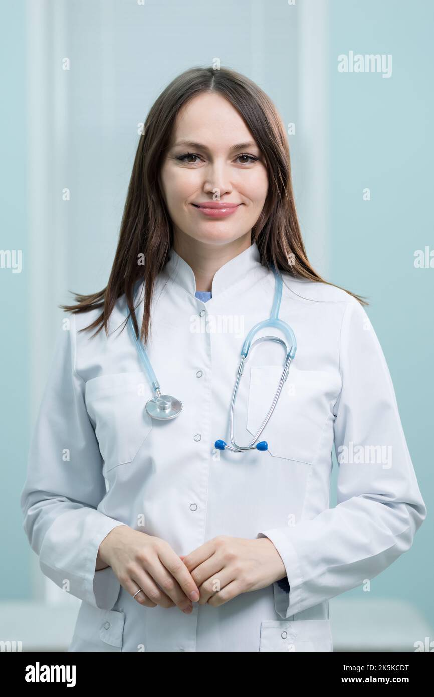 Porträt einer jungen Ärztin, die in einer Privatklinik lächelt Stockfoto