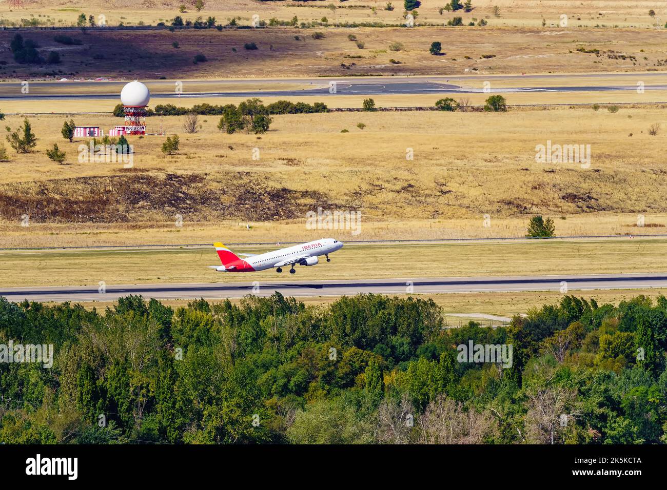 Madrid, Spanien, 30. Oktober 2022: Flugzeug der Fluggesellschaft Iberia startet vom Flughafen Barajas. Stockfoto