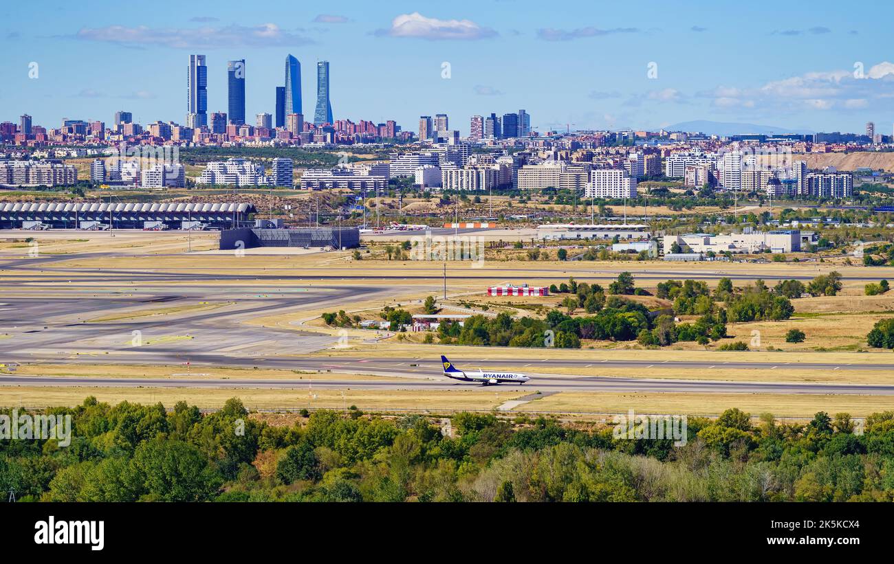 Madrid, Spanien, 30. Oktober 2022: Panoramablick auf den Flughafen Barajas Madrid mit der Stadt im Hintergrund und den Gebäuden des Finanzviertels. Stockfoto