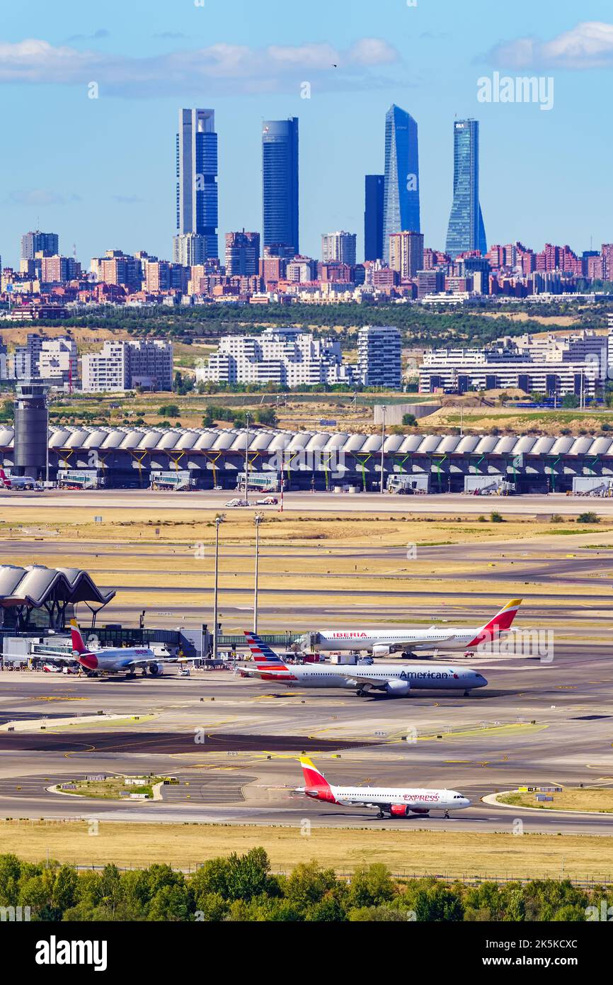 Madrid, Spanien, 30. Oktober 2022: Panoramablick auf den Flughafen Barajas Madrid mit der Stadt im Hintergrund und den Gebäuden des Finanzviertels. Stockfoto