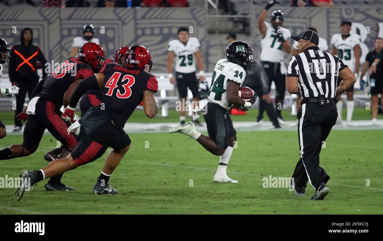 8. Oktober 2022 - Hawaii Rainbow Warriors running back Tylan Hines (24) durchbricht die Linie während eines Spiels zwischen den San Diego State Aztecs und den Hawaii Rainbow Warriors im Snapdragon Stadium in San Diego, CA - Michael Sullivan/CSM Stockfoto