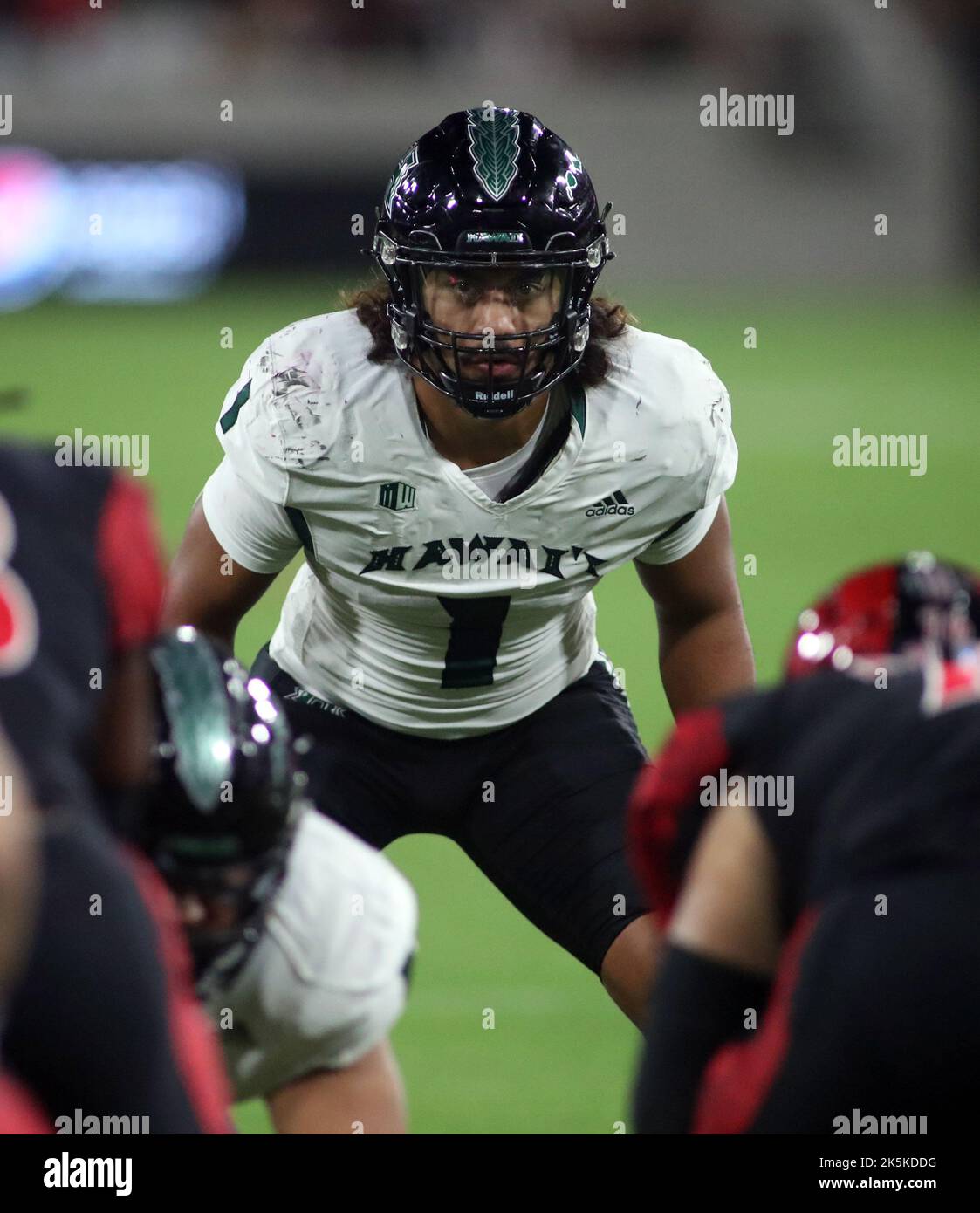 8. Oktober 2022 - der Linebacker der Hawaii Rainbow Warriors Penei Pavihi (1) blickt während eines Spiels zwischen den San Diego State Aztecs und den Hawaii Rainbow Warriors im Snapdragon Stadium in San Diego, CA - Michael Sullivan/CSM, über die Scrimmage-Linie Stockfoto