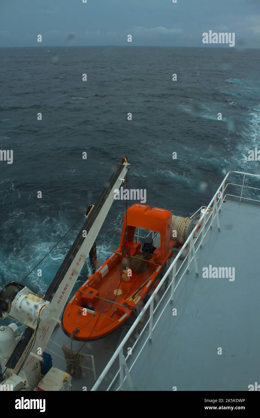 Ansicht eines auf dem Bootsdeck gesicherten Handelsschiffs-Rettungsboots Stockfoto