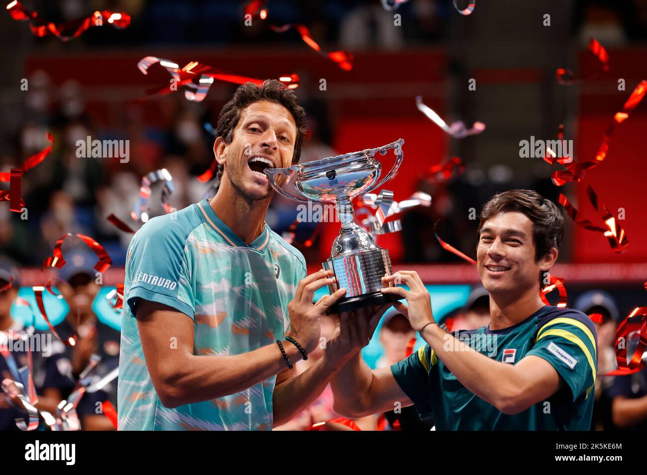 Tokio, Japan. 9. Oktober 2022. (L bis R) Marcelo MELO (BRA) und Mackenzie MCDONALD (USA) posieren für die Kameras während der Preisverleihung für die Rakuten Japan Open Tennis Championships 2022 im Ariake Coliseum. Das Turnier findet vom 1. Bis 9. Oktober statt. M. McDonald und M. Melo gewannen 6:4, 3:6 und 10:4. (Bild: © Rodrigo Reyes Marin/ZUMA Press Wire) Bild: ZUMA Press, Inc./Alamy Live News Stockfoto