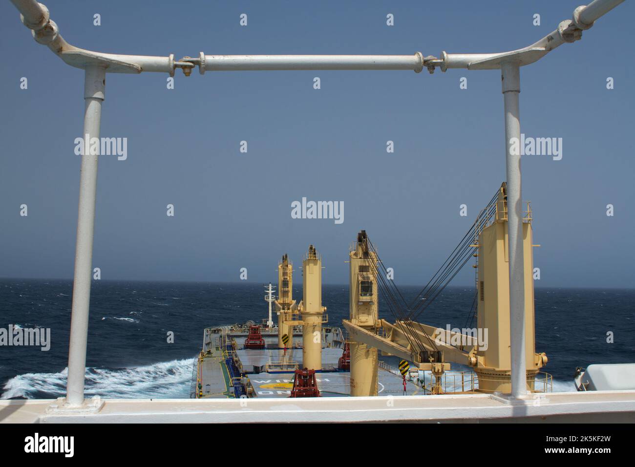 Bei rauem Wetter ist ein Handelsschiff mit Massengutfracht auf See unterwegs Stockfoto