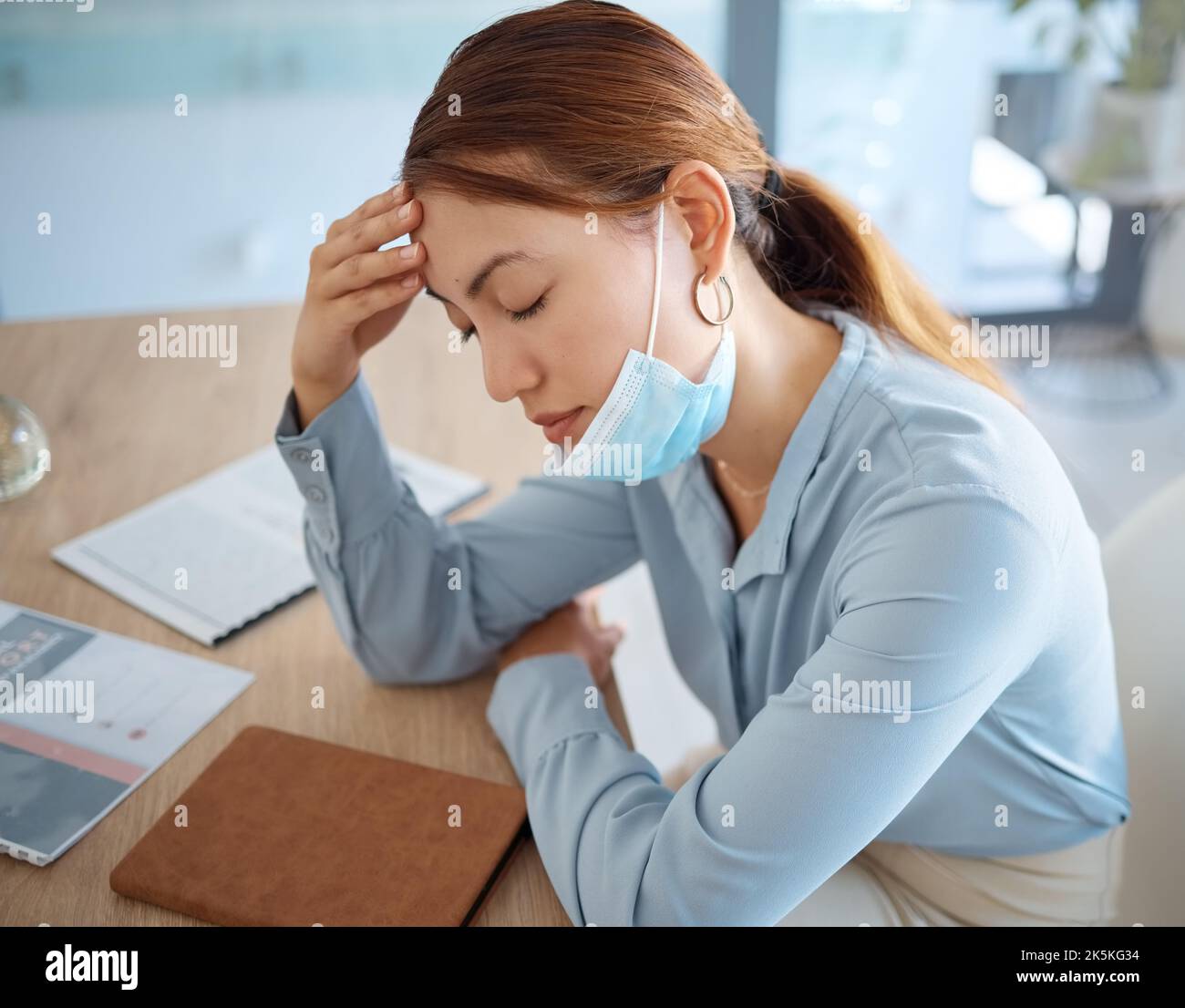 Stress, überschwellige Müdigkeit und eine Frau mit Kopfschmerzen Schmerzen im Büro am Arbeitsplatz, die an Krankheit und Krankheitsvirus leidet. Müde, psychische Gesundheit und Person Stockfoto