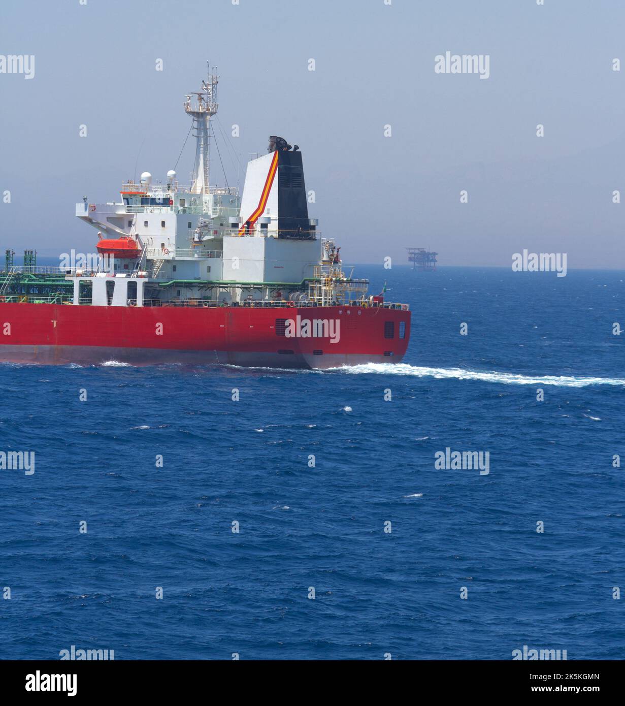 Bei ruhigem Wetter ist der Blick auf das Heck eines Handelsschiffs mit Chemikalien auf See unterwegs Stockfoto