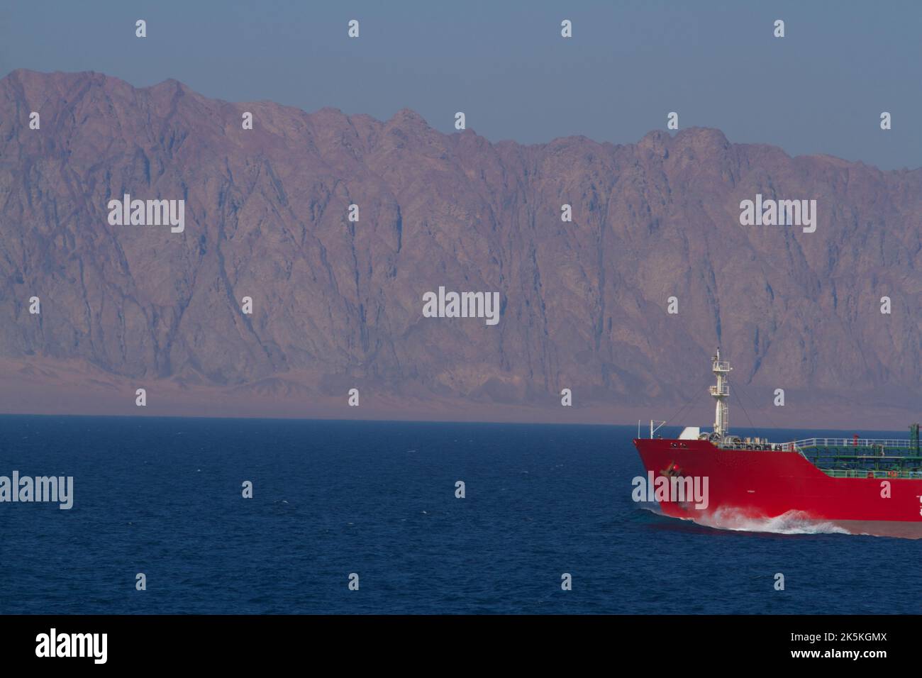 Bei ruhigem Wetter ist der Blick auf den Bug eines Handelsschiffs mit Chemikalien auf See unterwegs Stockfoto