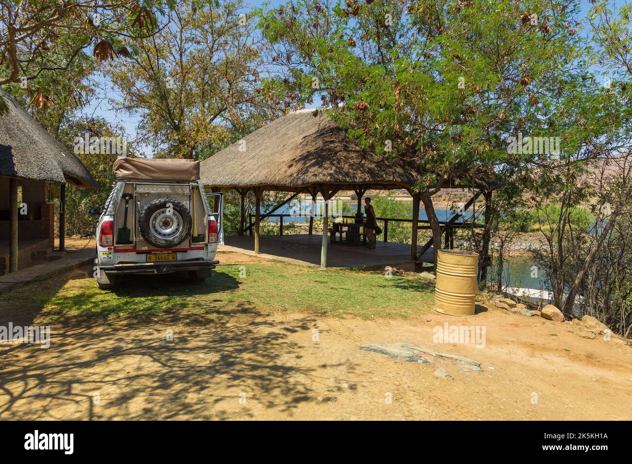 Oanob, Namibia - 28. September 2018: Typischer Geländewagen in Namibia mit Campingausrüstung und Dachzelt auf dem Campingplatz. Stockfoto