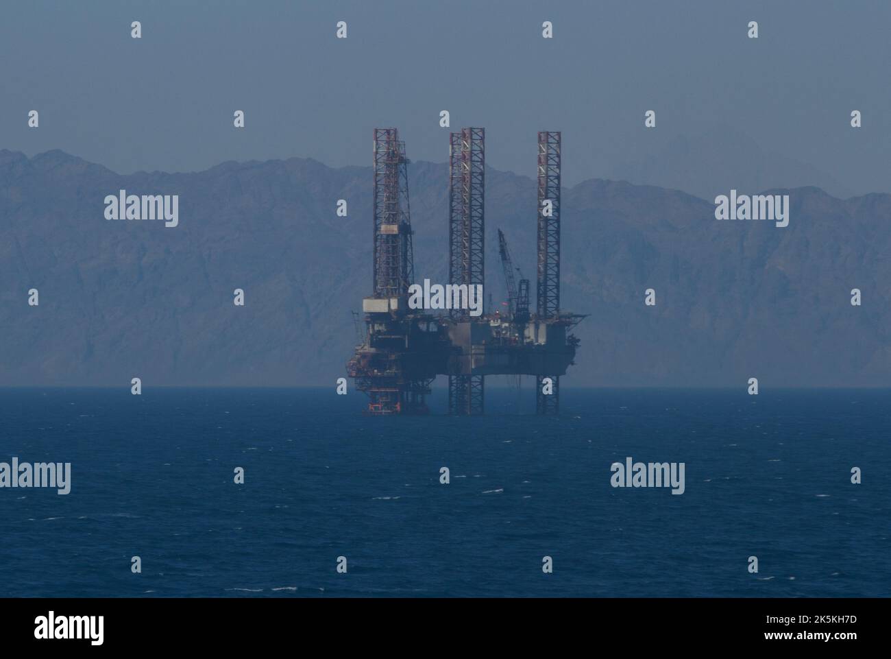 Ölbohrplattform im Roten Meer mit Sinai-Bergen im Hintergrund Stockfoto