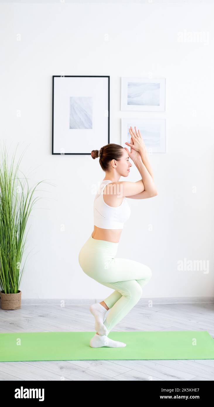 Indoor Yoga gesunde Lebensweise Frau Training zu Hause Stockfoto