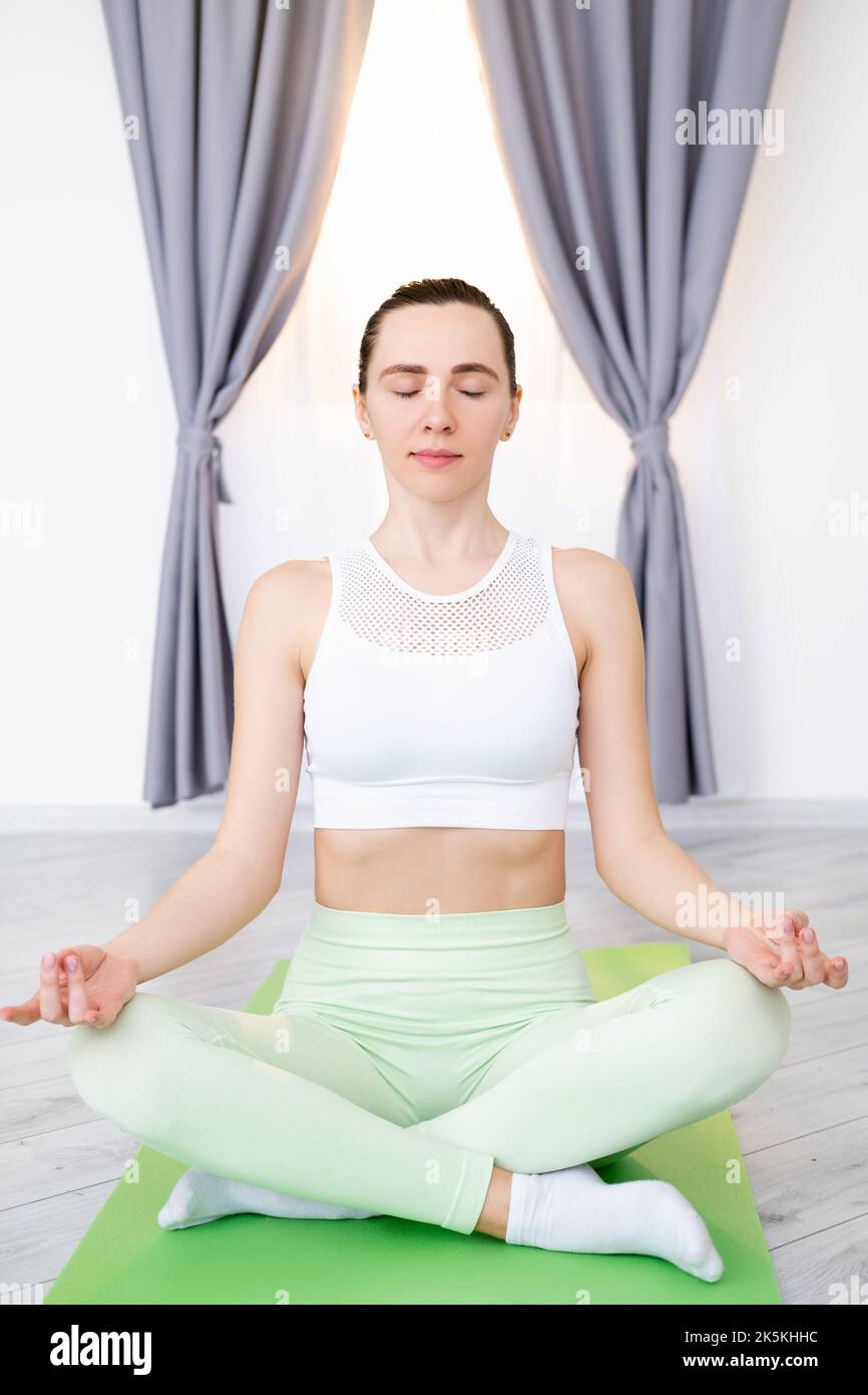 Achtsamkeit Meditation Yoga Praxis Frau Lotus Stockfoto