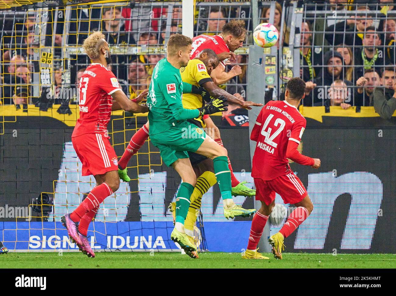 Leon GORETZKA, FCB 8 Anthony Modeste Nr. 20 BVB Alexander Meyer, BVB 33 Jamal MUSIALA, FCB 42 Eric MAXIM CHOUPO-MOTING (FCB 13) im Spiel BORUSSIA DORTMUND - FC BAYERN MÜNCHEN 2-2 1.Deutsche Fußballliga am 8. Oktober 2022 in Dortmund, Deutschland. Saison 2022/2023, Spieltag 9, 1.Bundesliga, FCB, München, 9.Spieltag © Peter Schatz / Alamy Live News - die DFL-VORSCHRIFTEN VERBIETEN DIE VERWENDUNG VON FOTOGRAFIEN als BILDSEQUENZEN und/oder QUASI-VIDEO - Stockfoto