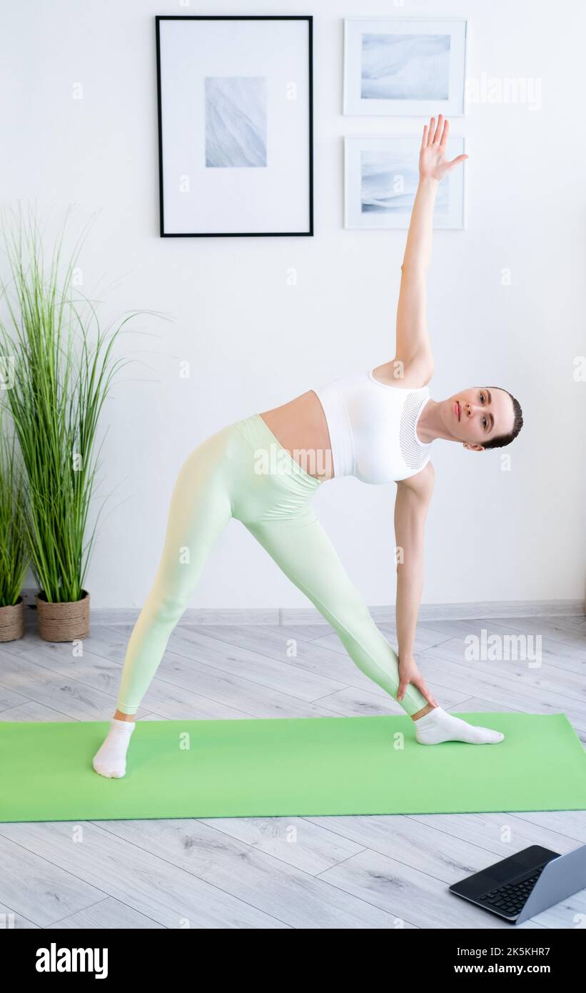 Online-Workout Fitness Sport sportliche Frau Yoga Stockfoto