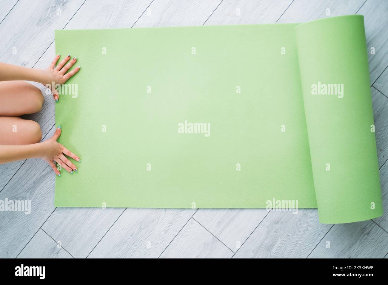 Kinder Heim Fitness Mädchen Hände auf grüne Yoga-Matte Stockfoto