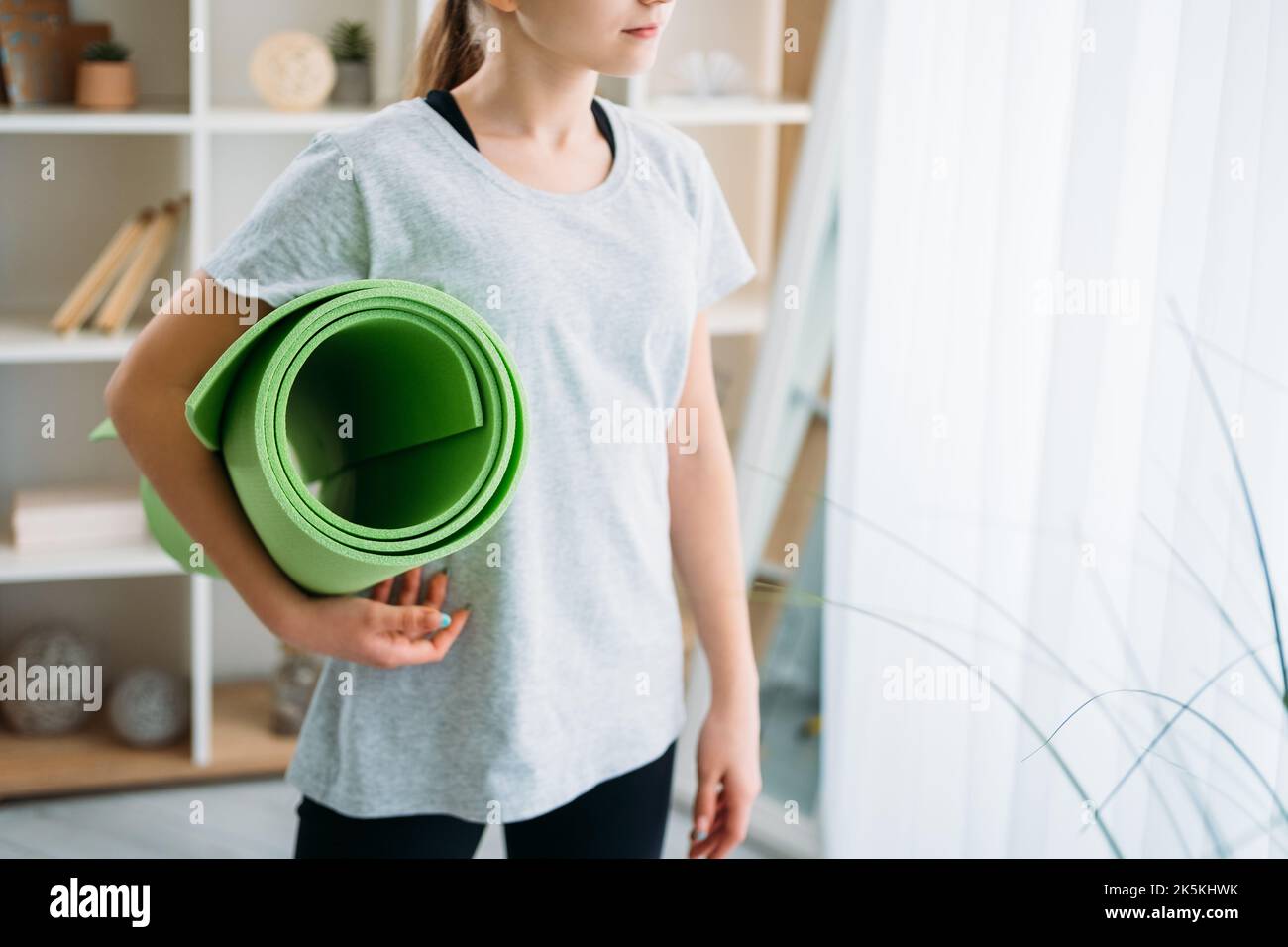 Kinder Fitness Home Training athletische Mädchen Yoga Matte Stockfoto