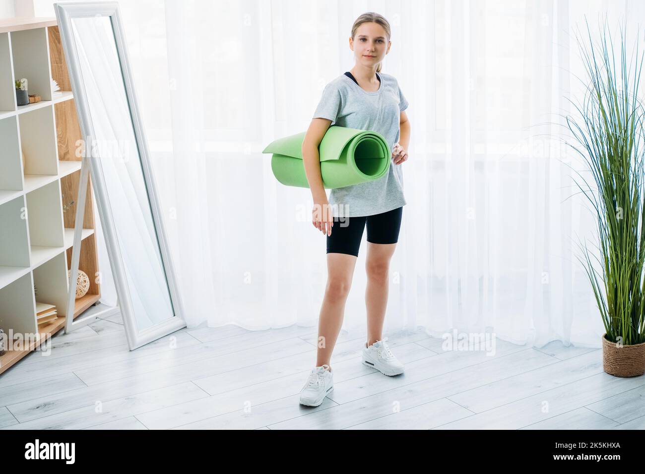Kinder Fitness Home Training athletische Mädchen Yoga Matte Stockfoto