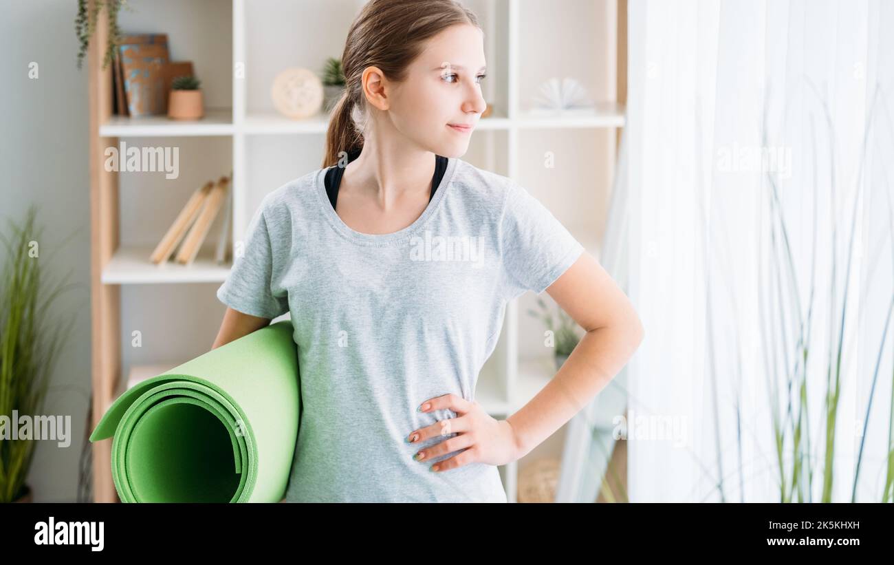 Home Fitness aktiv Kinder Mädchen Yoga Übungsmatte Stockfoto