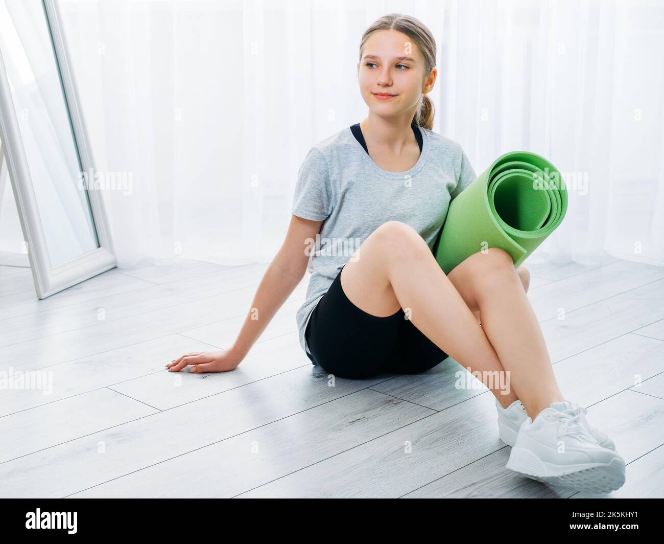 Aktive Kinder Heim Fitness Morgen Training Mädchen Matte Stockfoto