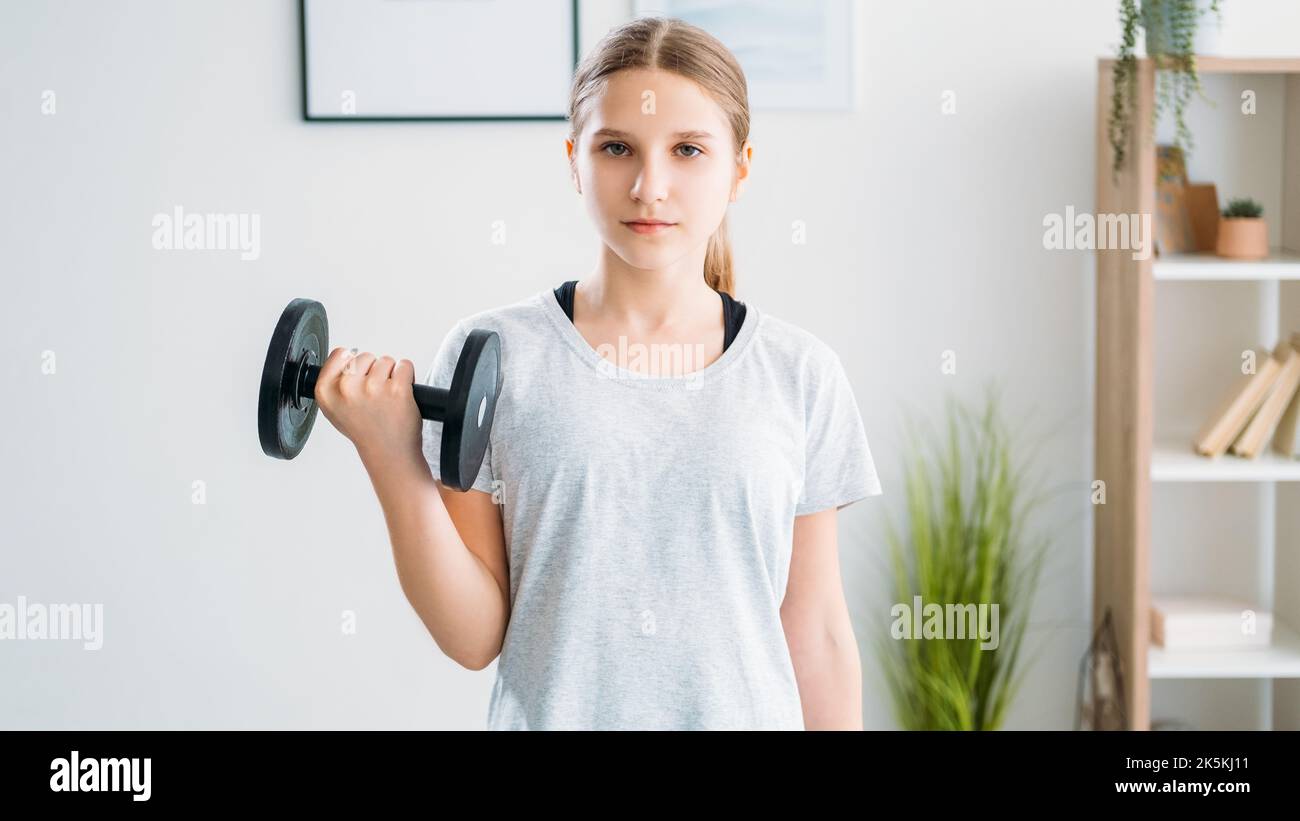 Home Fitness aktiv Kinder sportlich Mädchen Kurzhantel Stockfoto