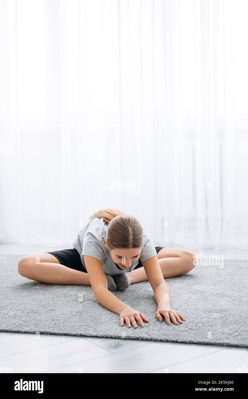 Home Sport Kinder Fitness Training Mädchen Stretching Stockfoto