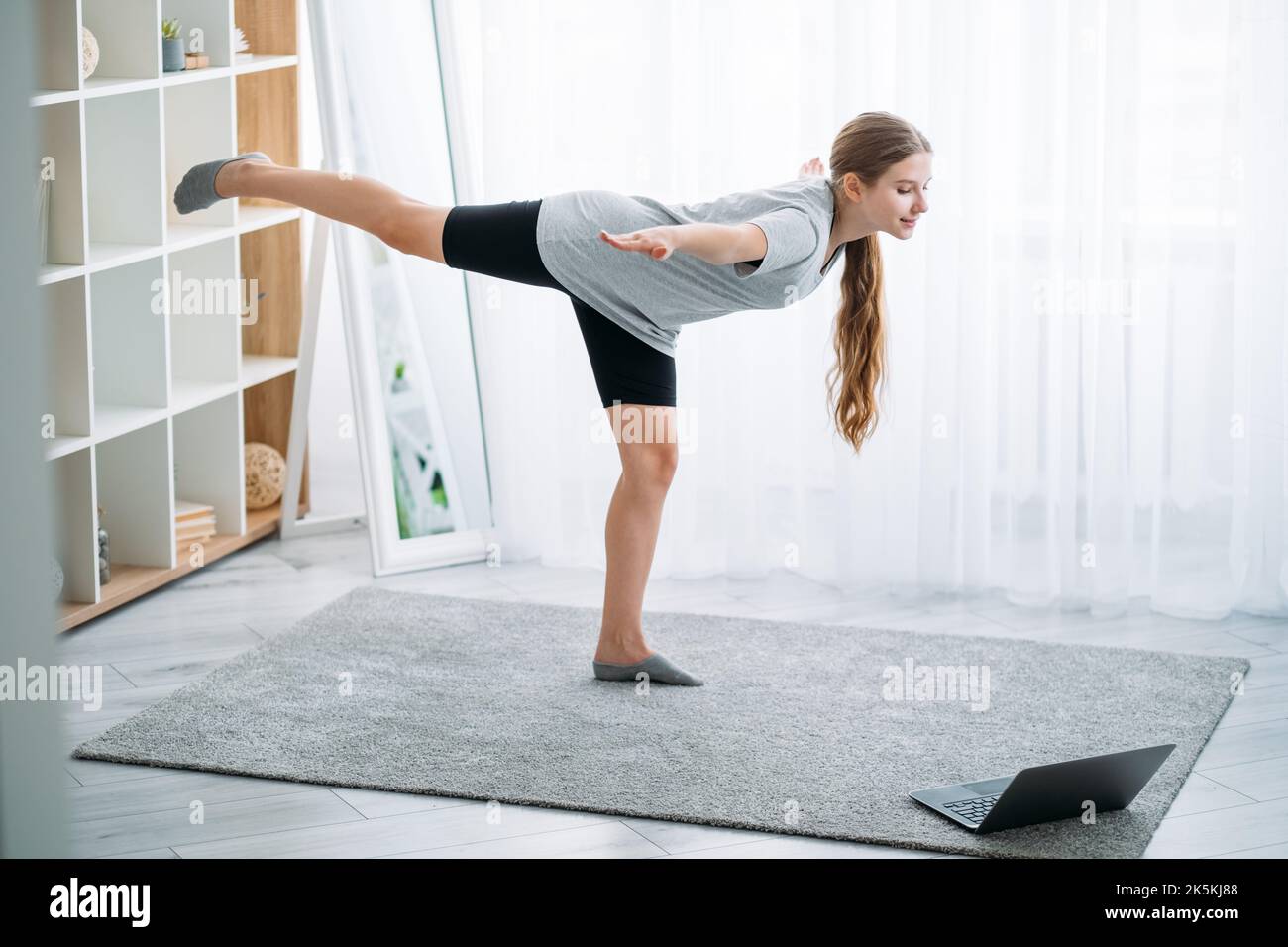 Online-Fitness-Training zu Hause pilates Mädchen Laptop Stockfoto