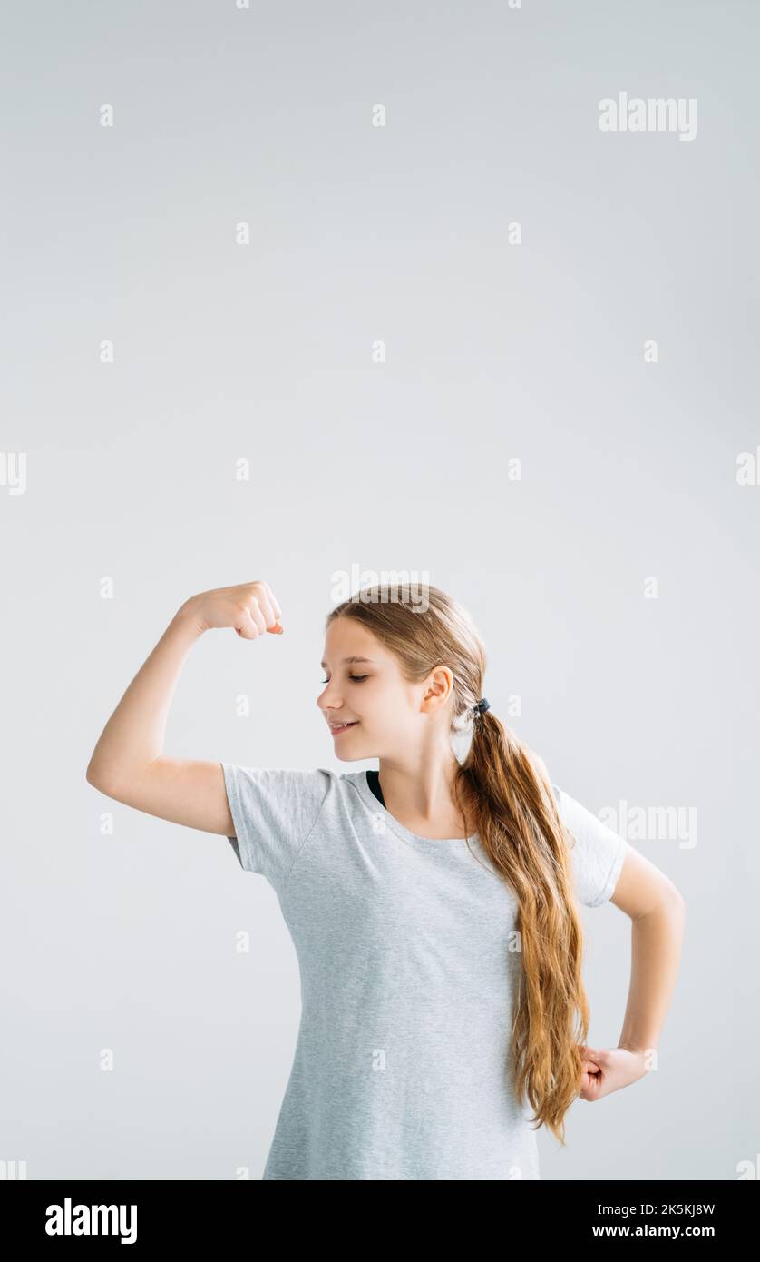 Aktive Kinder Sport Motivation Mädchen zeigt Bizeps Stockfoto
