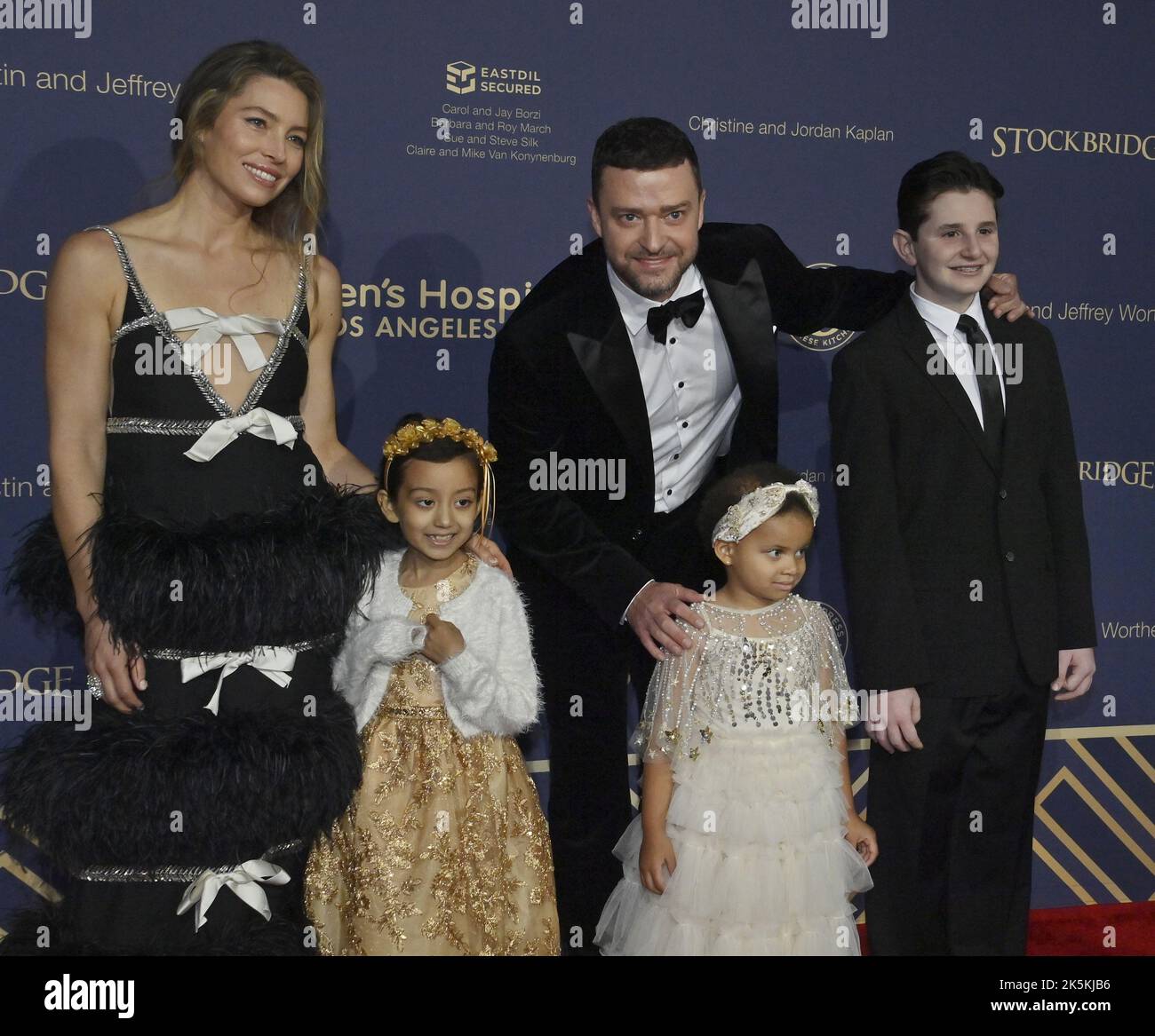 Jessica Biel und Justin Timberlake sowie die CHLA-Patienten Ella, Delilah und Nathan (L-R) nehmen am Samstag, den 8. Oktober 2022, an der CHLA-Gala des Kinderkrankenhauses Los Angeles im Barker Hangar in Santa Monica, Kalifornien, Teil. Der Abend wurde von dem Schauspieler Chris Pine und seinem Vater, dem Schauspieler Robert Pine, moderiert und zeigte eine Live-Performance von Timberlake und würdigte die Klinikmitarbeiter und Philanthropen des Krankenhauses, die CHLA dabei unterstützen, ihre Mission zu erfüllen, Hoffnung zu schaffen und eine gesündere Zukunft für Kinder aufzubauen. Foto von Jim Ruymen/UPI Stockfoto