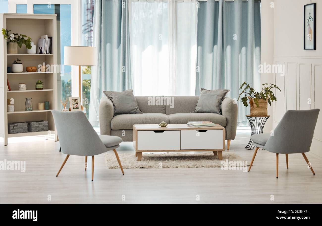 Home Interieur, Luxus-Wohnzimmer und modernes Haus mit Sofa, Stühlen und Pflanzen im Zimmer. Saubere, minimalistische und elegante Möbel in offenen organisiert Stockfoto