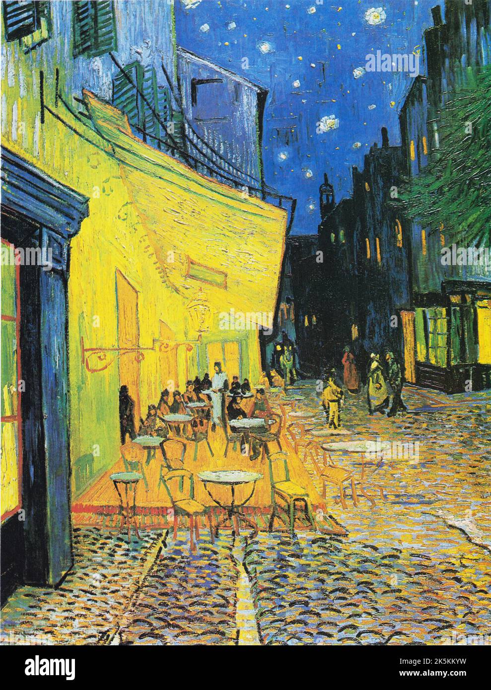 Terrasse des Cafés auf dem Place du Forum in Arles am Abend. Berühmte Kunst Stockfoto