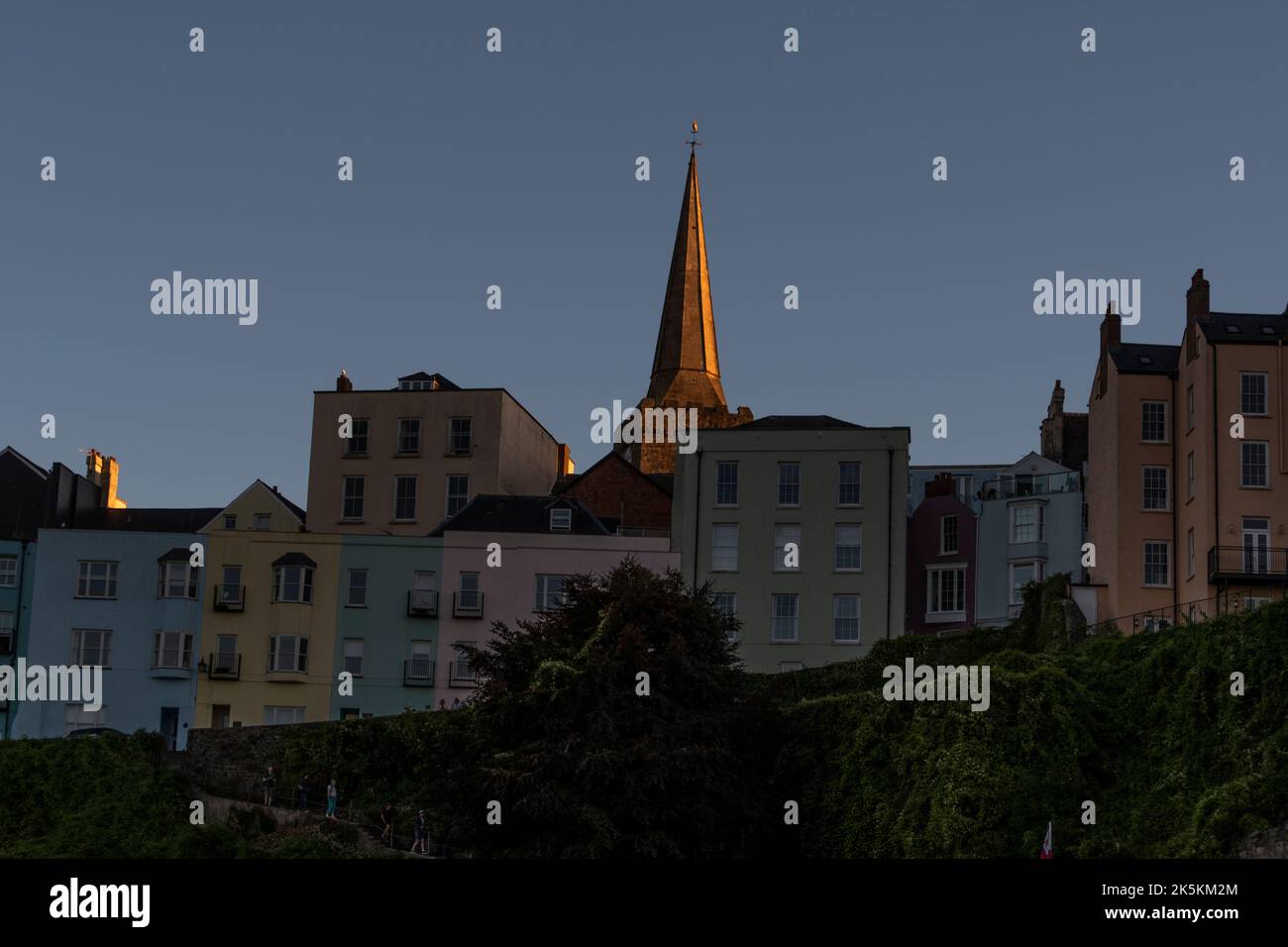 Architektur & Aussicht auf Tenby, in West Wales. Im späten Nachmittagslicht gebadet. Stockfoto