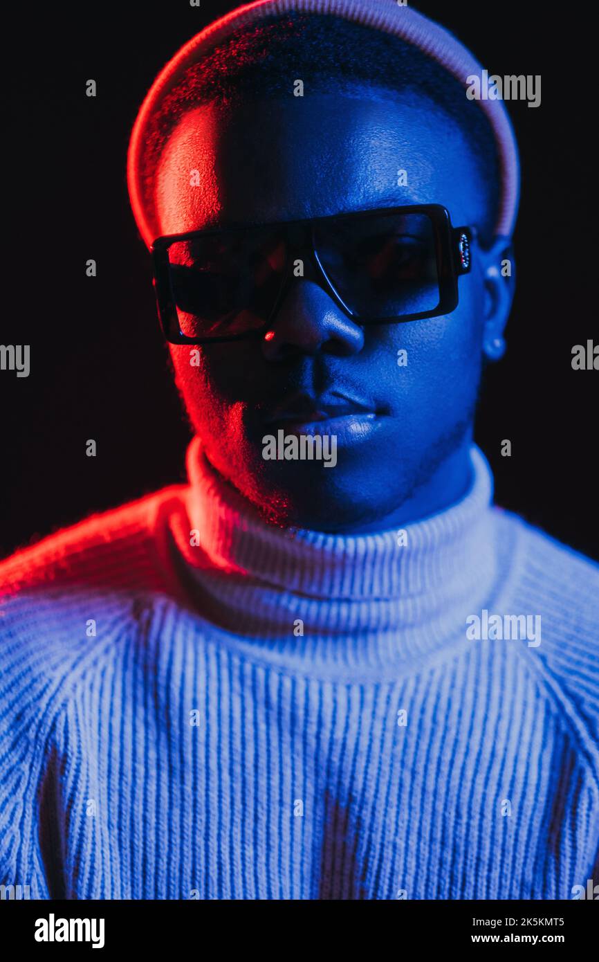 Neon Licht Mann Nacht Porträt schöne Sonnenbrille Stockfoto