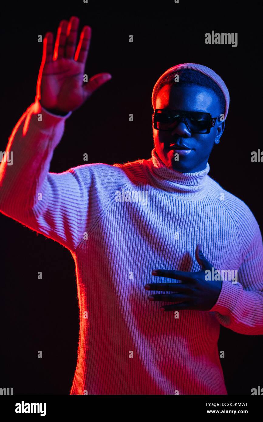Winkender Mann begrüßt Geste hoch fünf Neonlicht Stockfoto