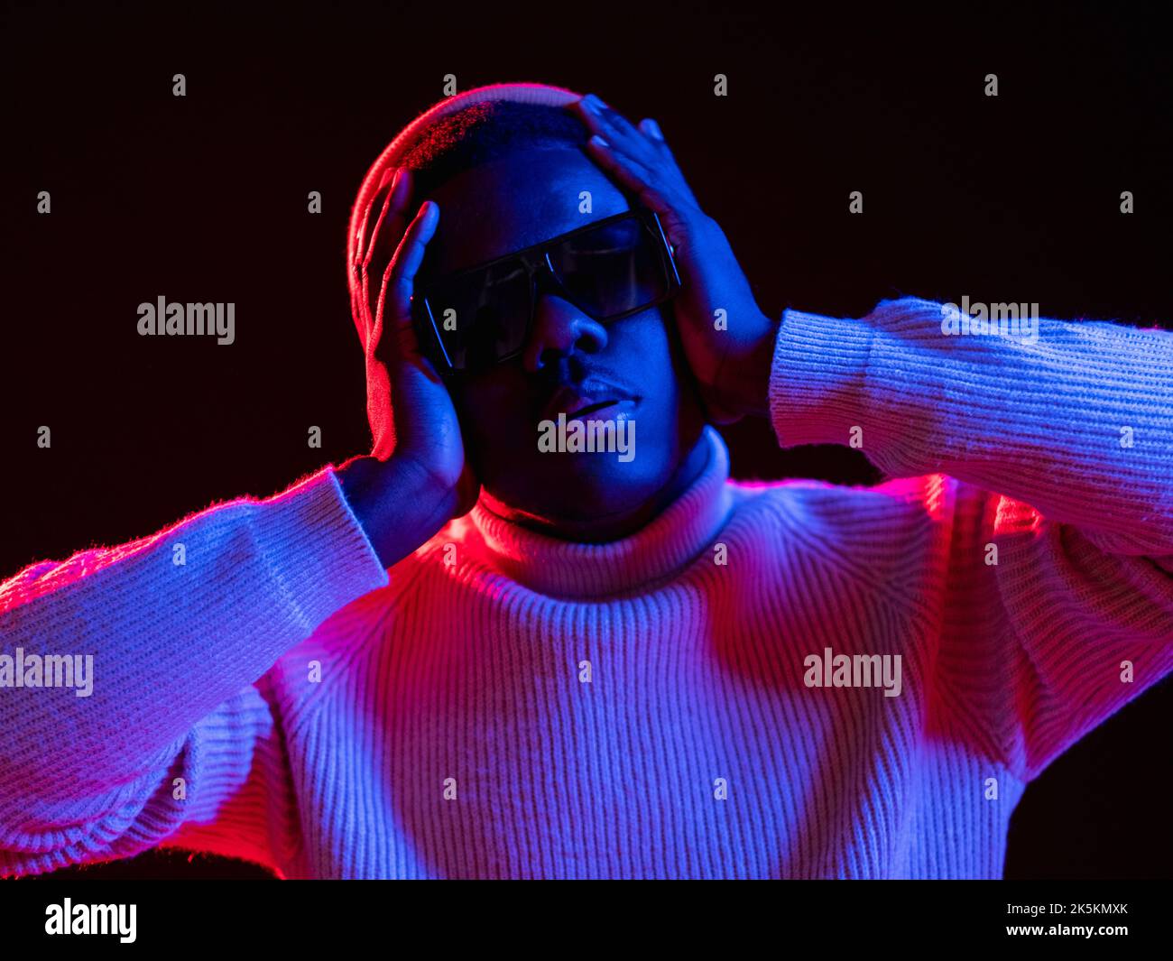 Kopfschmerzen Schmerz Stress Problem trauriger Mann Neonlicht Stockfoto