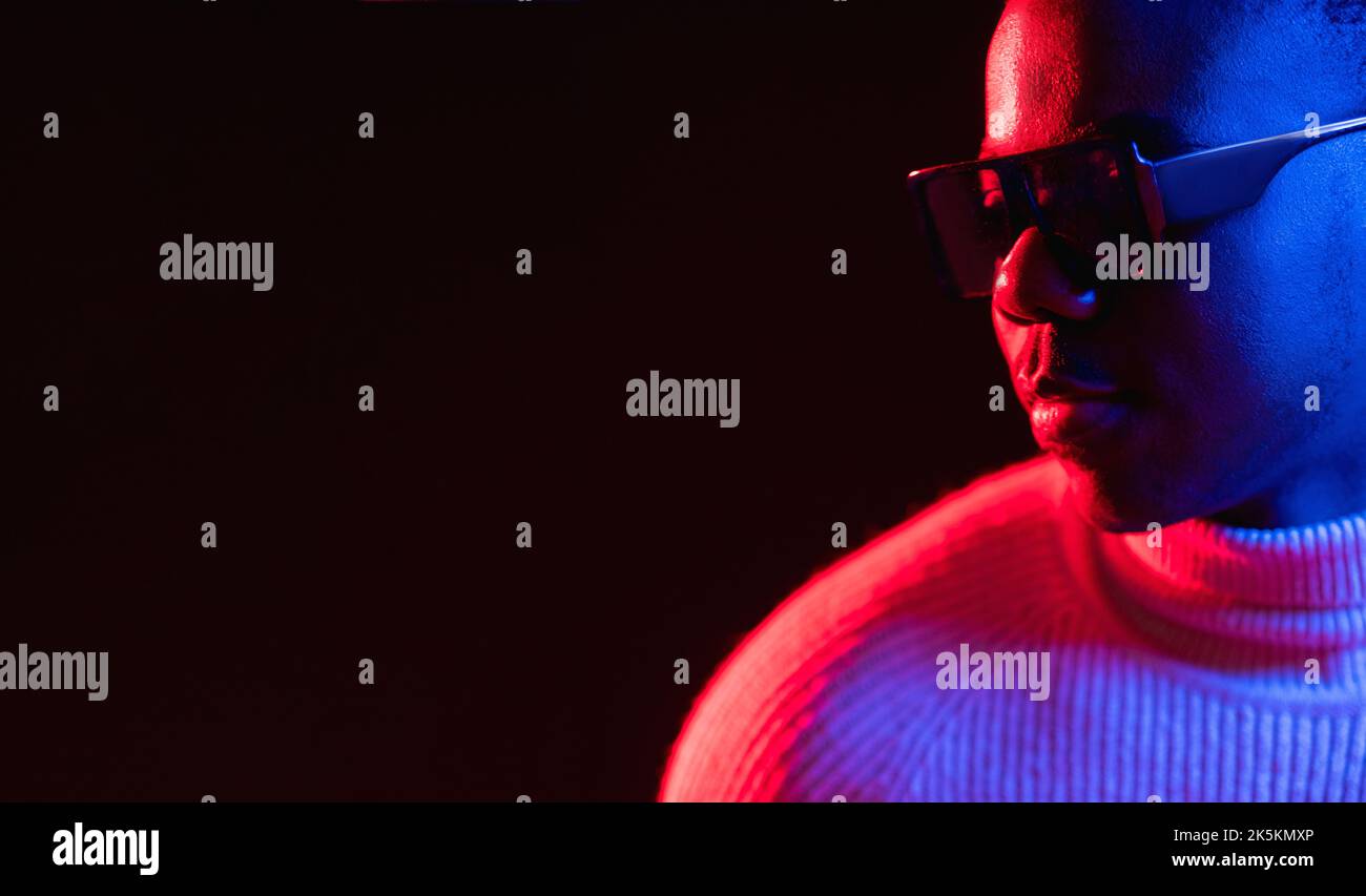 Neon Mann Banner Brillen Mode Porträt rotes Licht Stockfoto